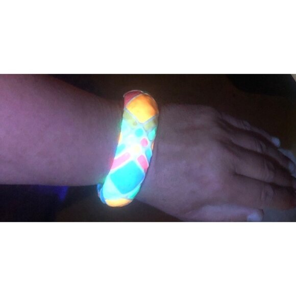 Chunky Domed 1980s Multicolor Neon Plaid Lucite Bangle Bracelet Glows in UV - Picture 2 of 7